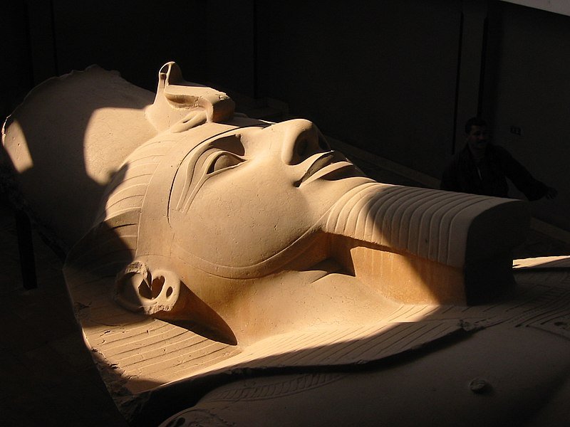 Kolosstatue_Ramses_II_Memphis